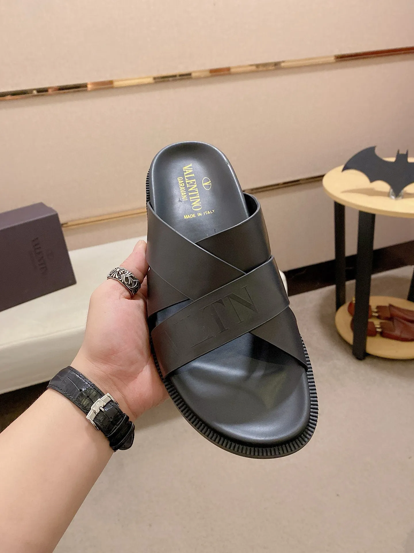 Men's shoes💰: 440💰[Valentino] New men's boutique slippers, counter quality, classic plaid, the actual workmanship is quite complex🔰The uppers are made of imported fabrics➕🐑Sheepskin lining, which tests the craftsman's craftsmanship➕original PU outsole. Size: 38-44 (45 can be customized, non-refundable)